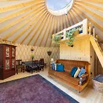 Jurta Pod Brzozami Pogrodzie